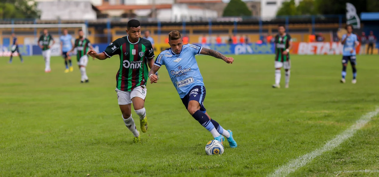 Mauricio marcando jogador do CSA