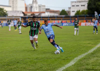 Mauricio marcando jogador do CSA