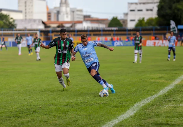 Mauricio marcando jogador do CSA