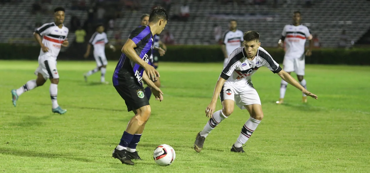 Mikael tentando drible