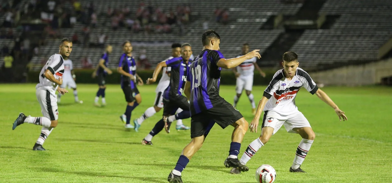 Mikael tentando furar a defesa do River