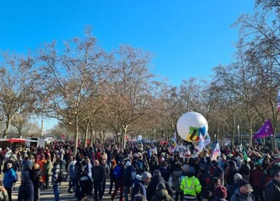 Milhares de franceses protestam contra reforma da previdência proposta por Macron