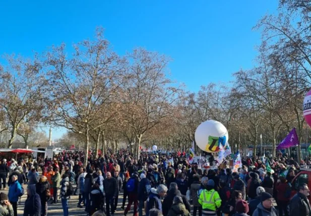 Milhares de franceses protestam contra reforma da previdência proposta por Macron