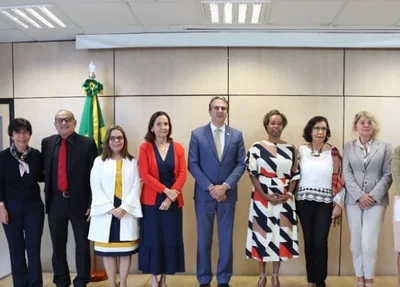Ministro da Educação, Camila Santana com novos integrantes da pasta