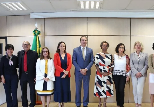 Ministro da Educação, Camila Santana com novos integrantes da pasta