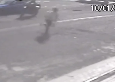 Momento em que bandido aborda empresário na Avenida Lindolfo Monteiro