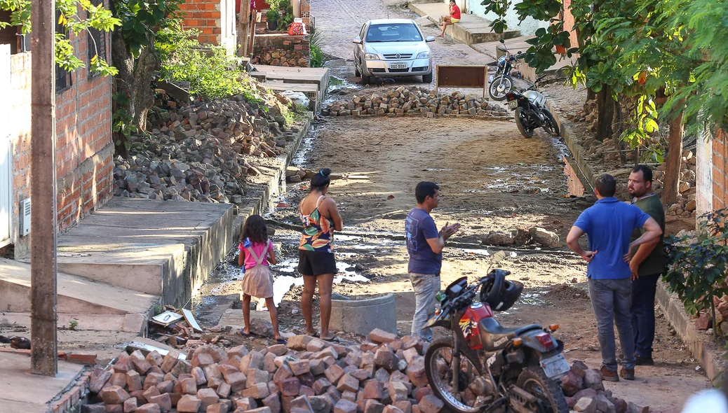 Moradores na Rua Boa Esperança, localizada no bairro Pedra Mole