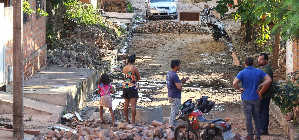 Moradores na Rua Boa Esperança, localizada no bairro Pedra Mole