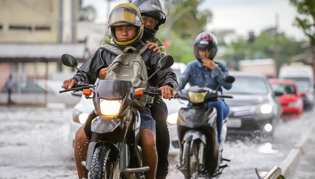 Motoqueiros na chuva
