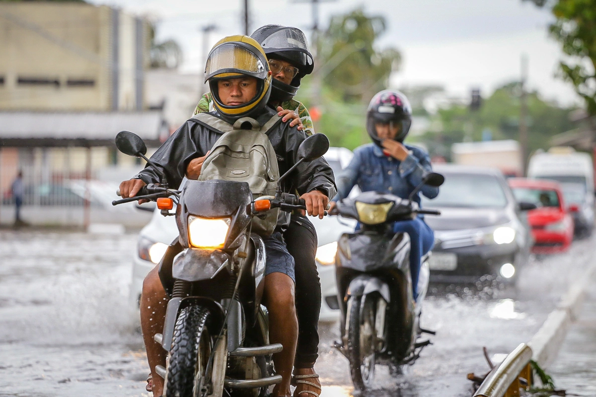 Motoqueiros na chuva