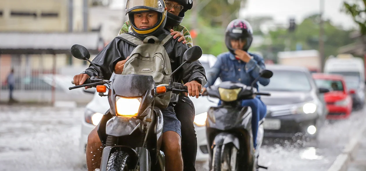 Motoqueiros na chuva