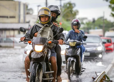 Motoqueiros na chuva