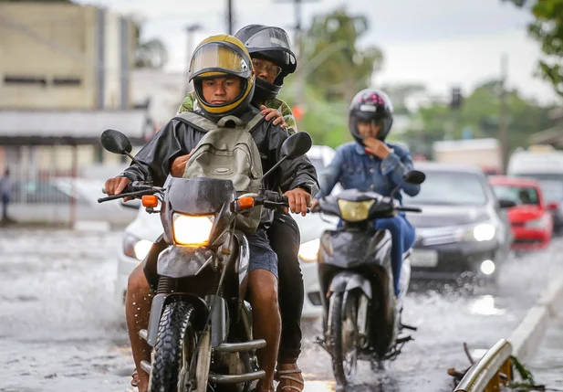 Motoqueiros na chuva
