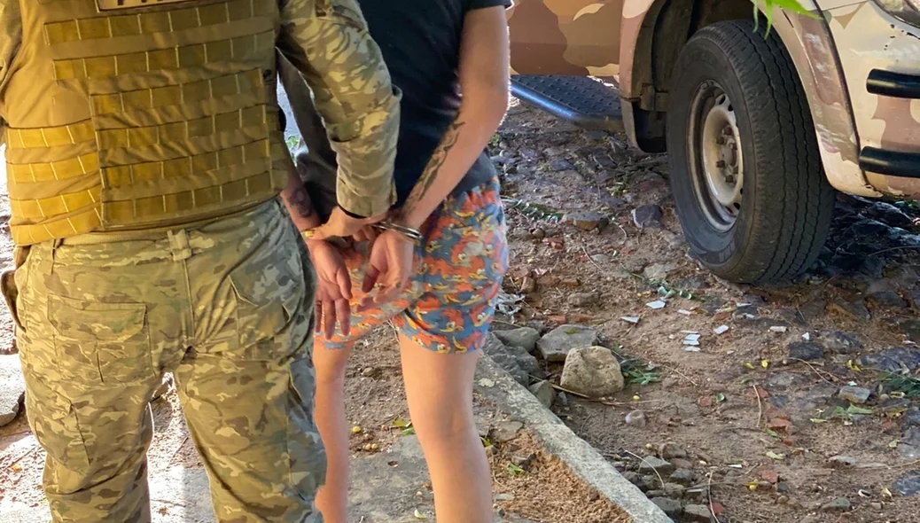 Mulher envolvida no roubo milionário sendo conduzida