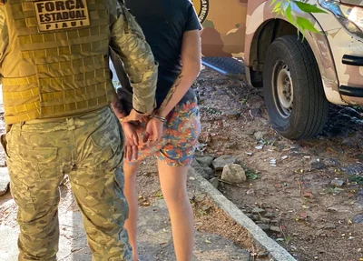 Mulher envolvida no roubo milionário sendo conduzida