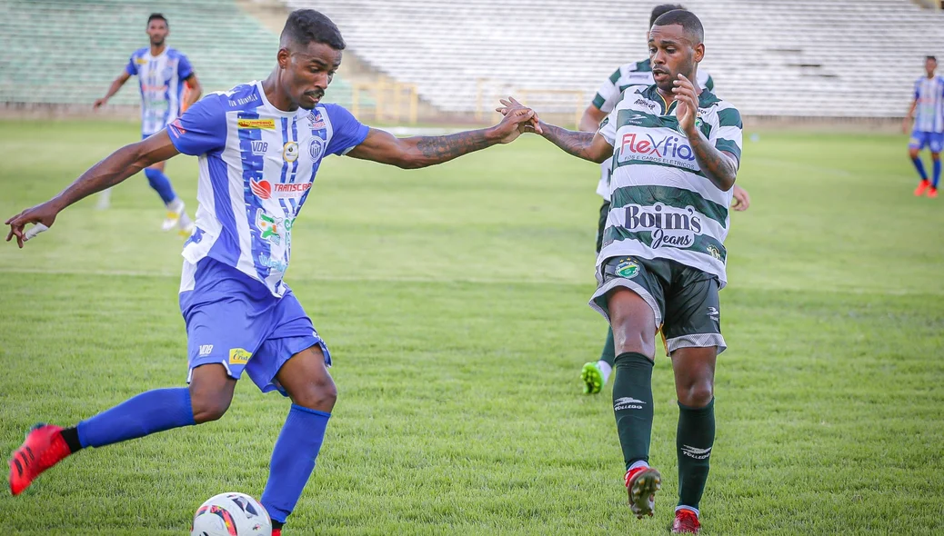 Na defesa, atleta tenta se livrar da pressão
