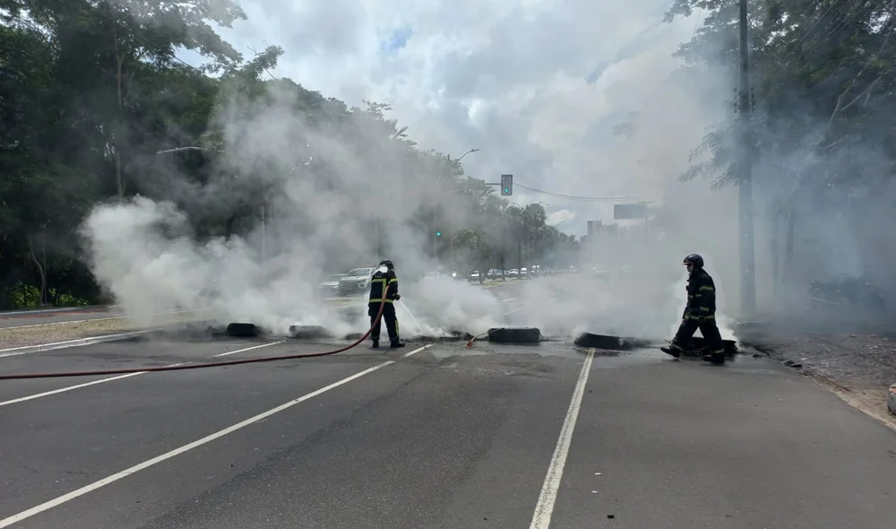 O Corpo de Bombeiros foi acionado para apagar as chamas
