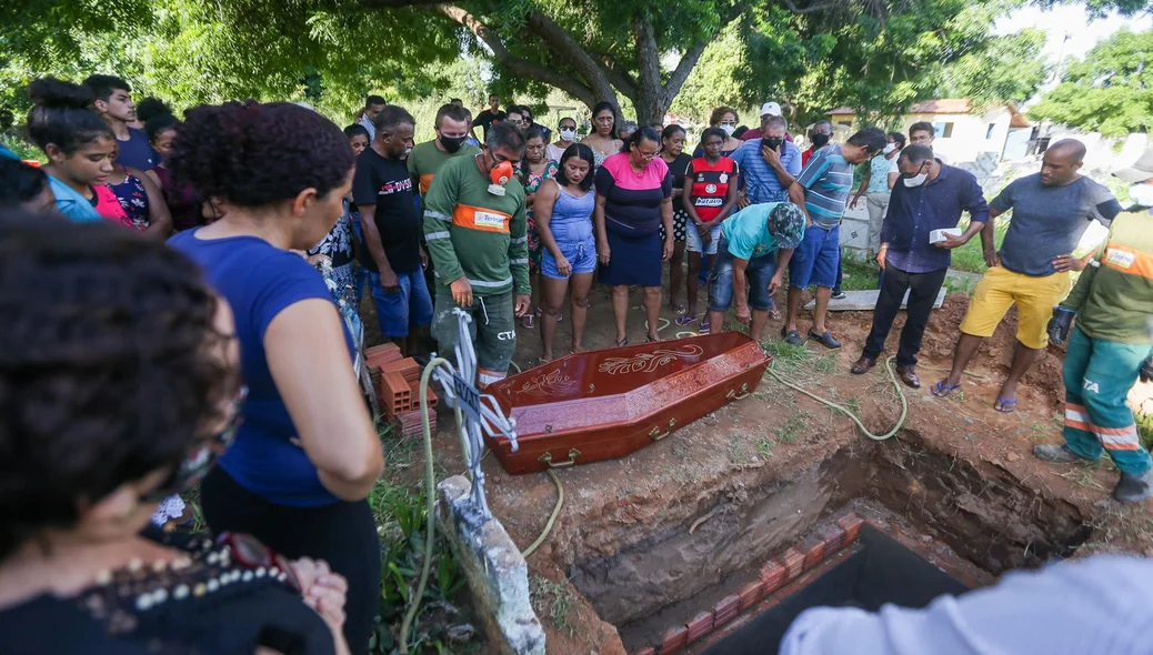 O corpo de Janaína Bezerra foi enterrado na tarde deste domingo