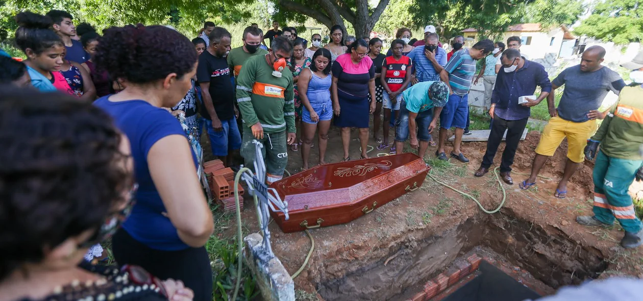 O corpo de Janaína Bezerra foi enterrado na tarde deste domingo