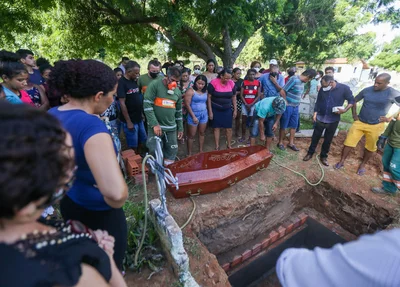 O corpo de Janaína Bezerra foi enterrado na tarde deste domingo