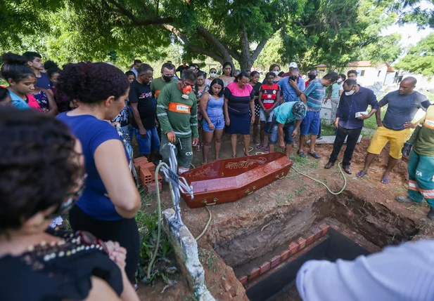 O corpo de Janaína Bezerra foi enterrado na tarde deste domingo