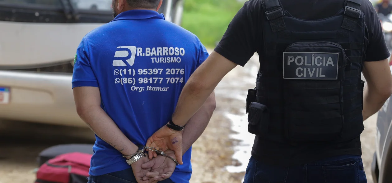 O homem foi algemado e conduzido pela Polícia Civil