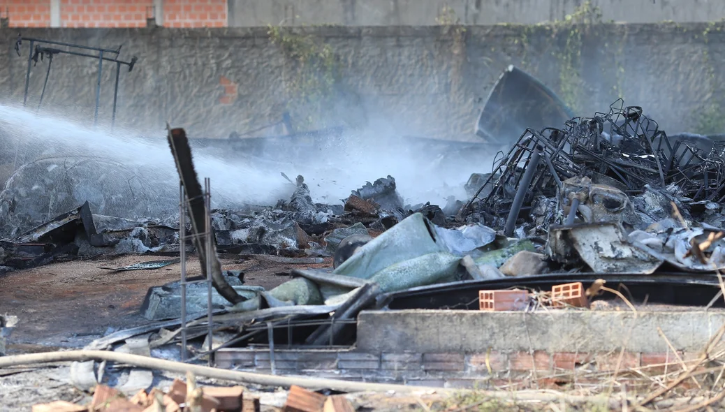 O incêndio iniciou por volta de 14h