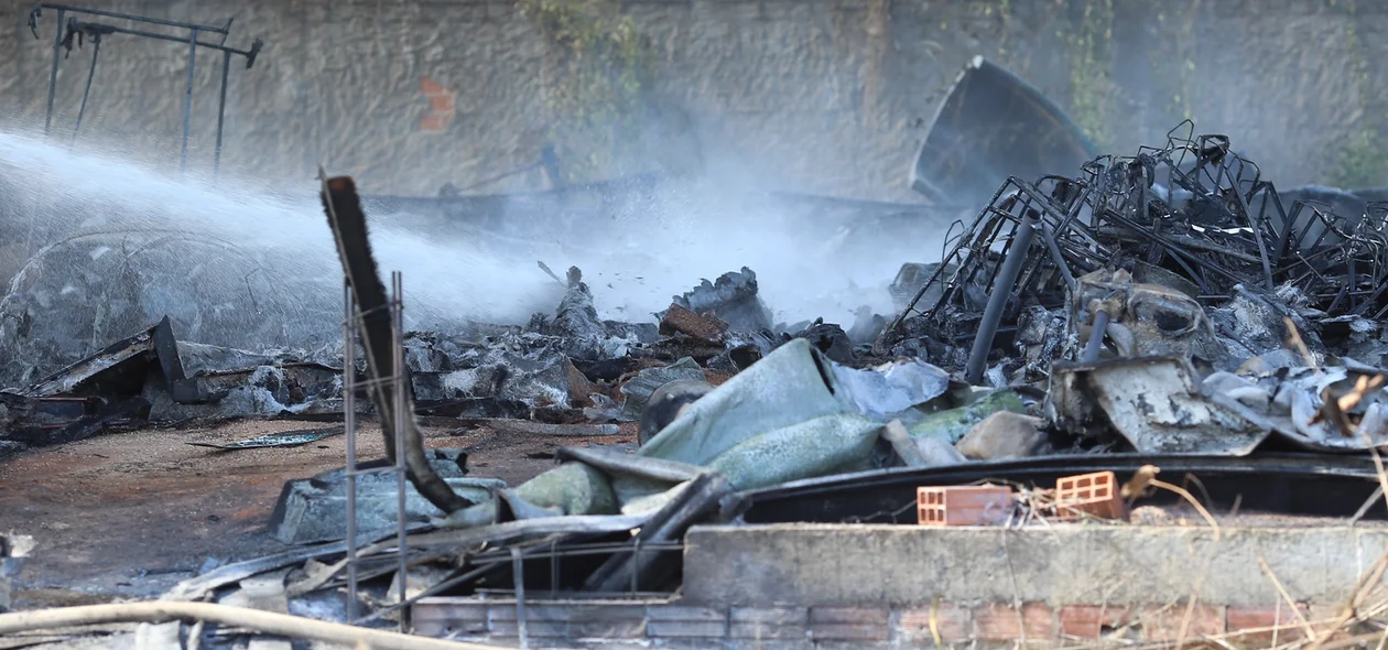 O incêndio iniciou por volta de 14h