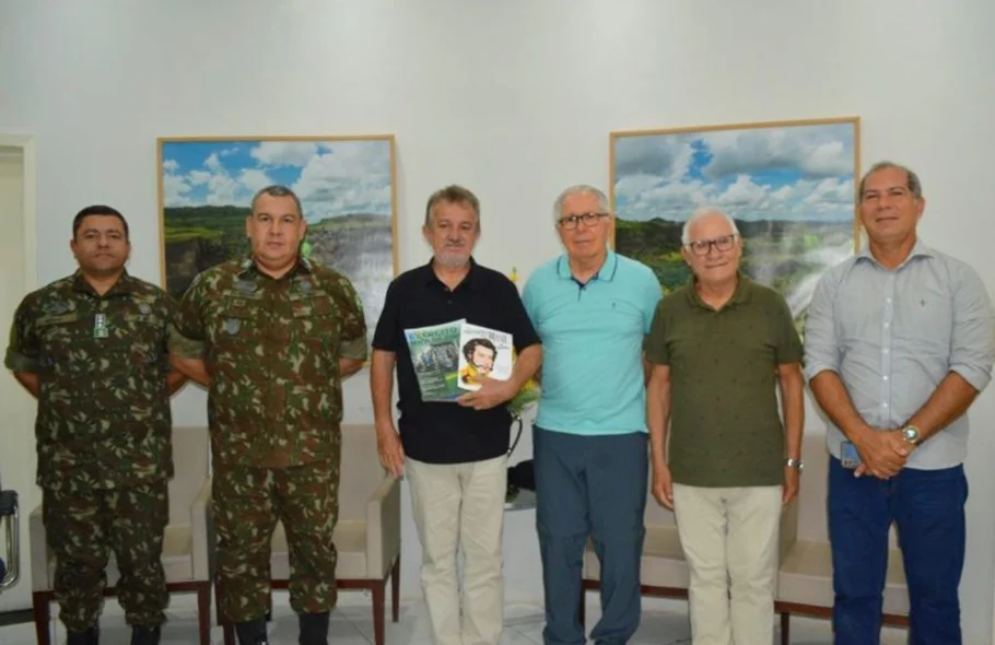 O prefeito de Campo Maior, Joãozinho Félix, recebeu hoje (18), militares do Exército Brasileiro do 2º BEC de Teresina