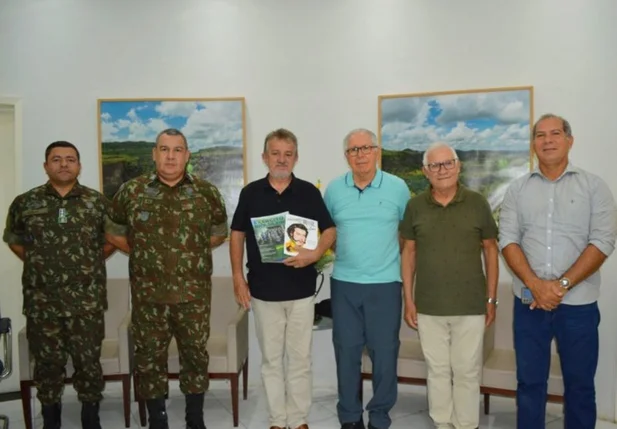 O prefeito de Campo Maior, Joãozinho Félix, recebeu hoje (18), militares do Exército Brasileiro do 2º BEC de Teresina