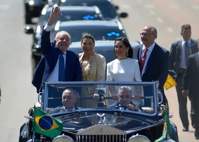O presidente eleito do Brasil Luiz Inácio Lula da Silva acena para apoiadores ao lado de sua esposa Rosangela da Silva, o vice-presidente eleito Geraldo Alckmin e sua esposa Maria Lucia R.Alckmin