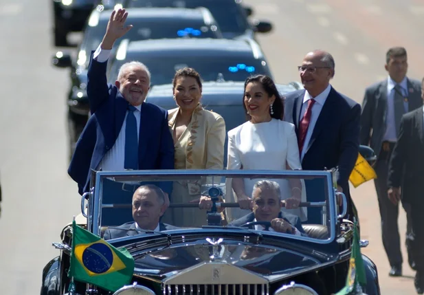 O presidente eleito do Brasil Luiz Inácio Lula da Silva acena para apoiadores ao lado de sua esposa Rosangela da Silva, o vice-presidente eleito Geraldo Alckmin e sua esposa Maria Lucia R.Alckmin
