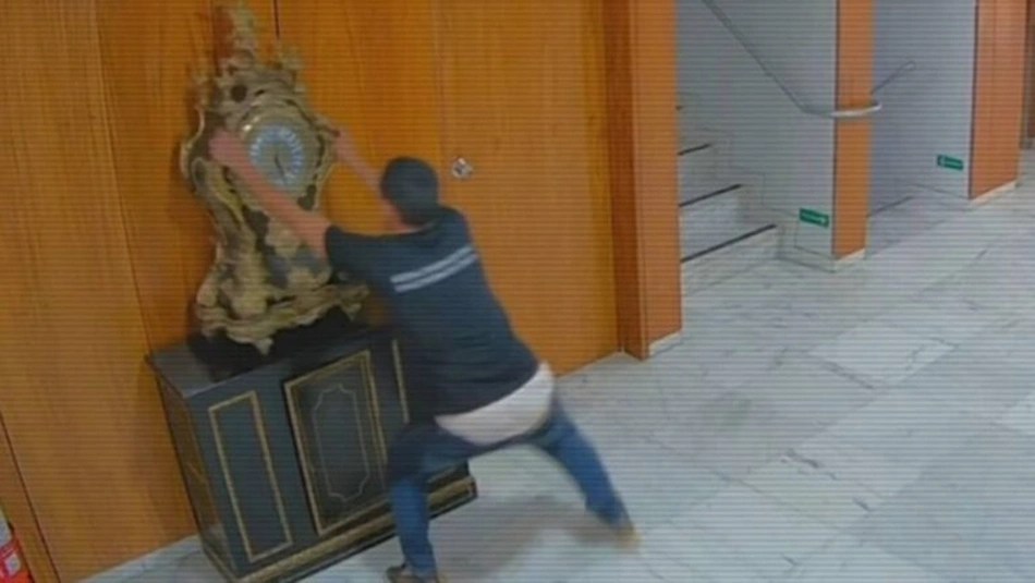 O relógio histórico foi destruído no dia 8 de janeiro