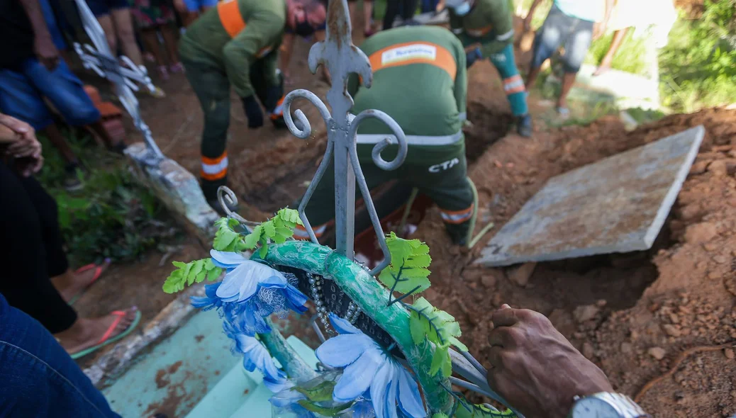 O sepultamento contou com a presencça de amigos e familiares da vítima