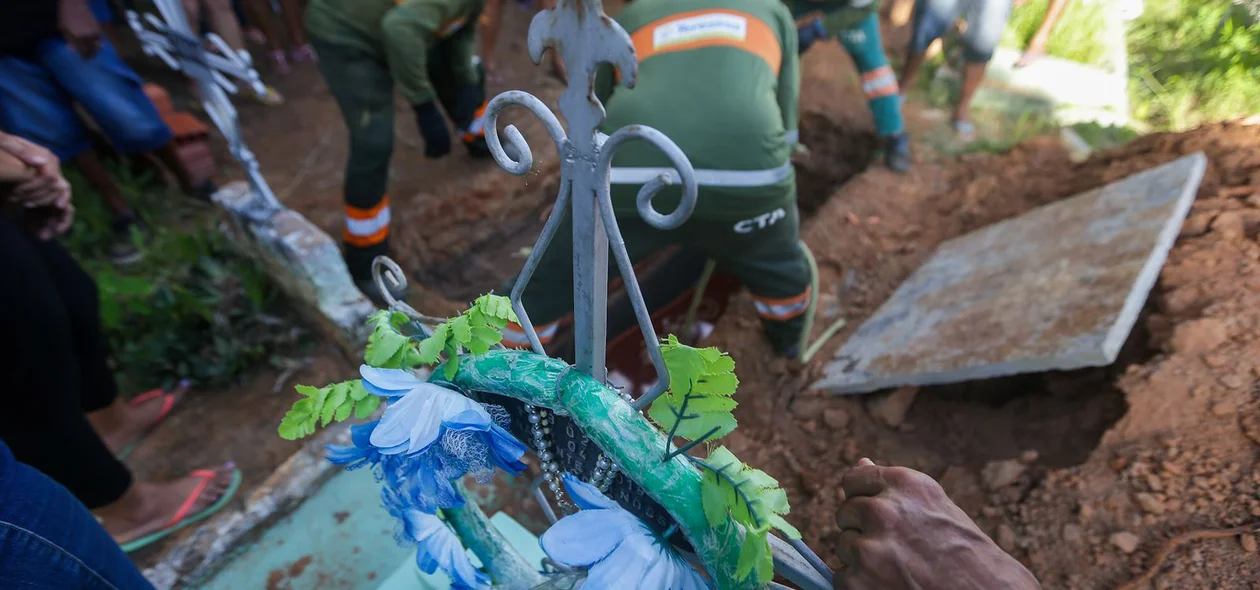 O sepultamento contou com a presencça de amigos e familiares da vítima