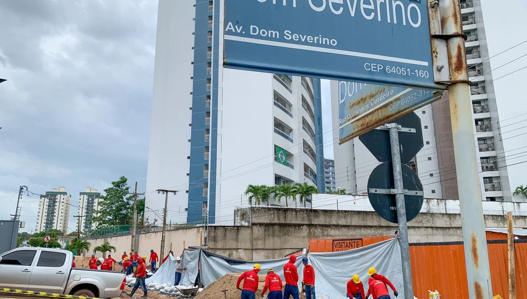 Obra na zona leste cede e atinge condomínio de luxo