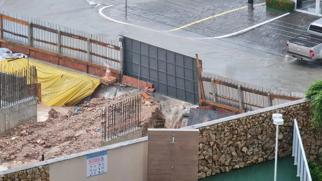 Obra na zona leste cede e atinge condomínio de luxo