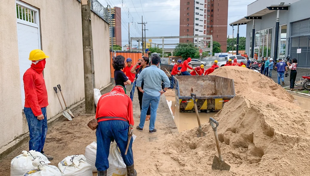 Obra na zona leste cede e atinge condomínio de luxo