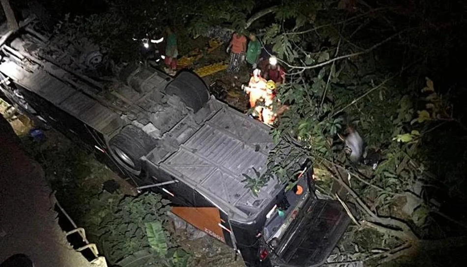 Ônibus com time de futebol cai de ponte na BR-116 em Além Paraíba