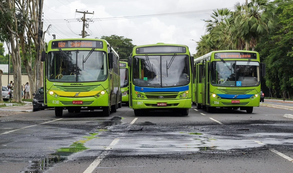 Ônibus estacionados na Avenida Marechal Castelo Branco