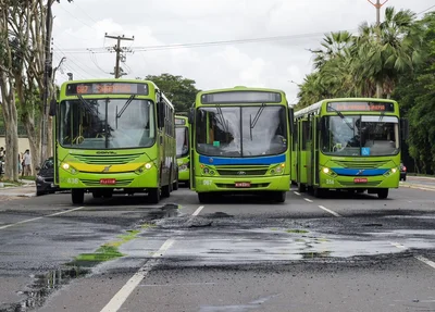 Ônibus estacionados na Avenida Marechal Castelo Branco