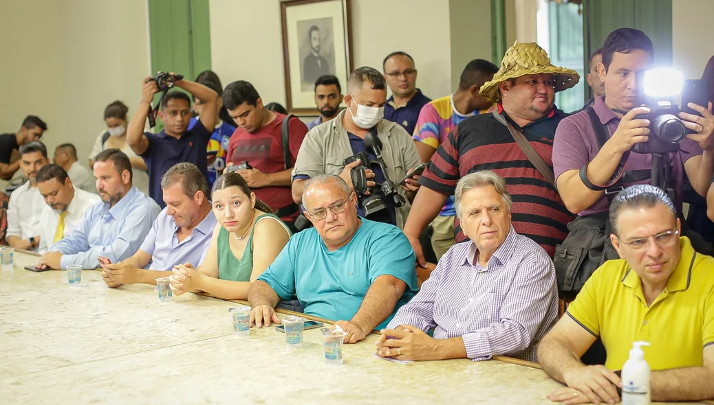 Parlamentares durante evento no Palácio da Cidade