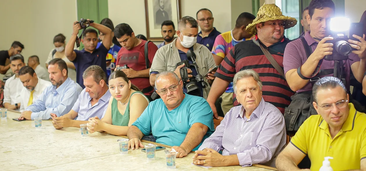 Parlamentares durante evento no Palácio da Cidade