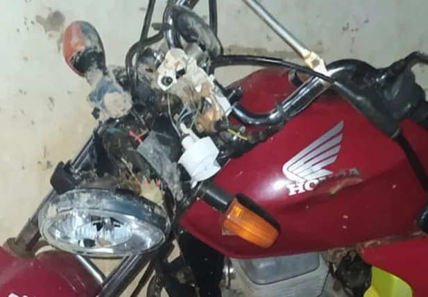 Parte frontal da motocicleta ficou parcialmente destruída