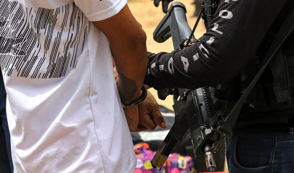 Passageiro de 20 anos preso durante a operação