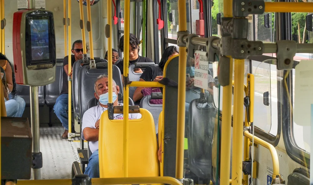 Passageiros aguardando dentro dos ônibus