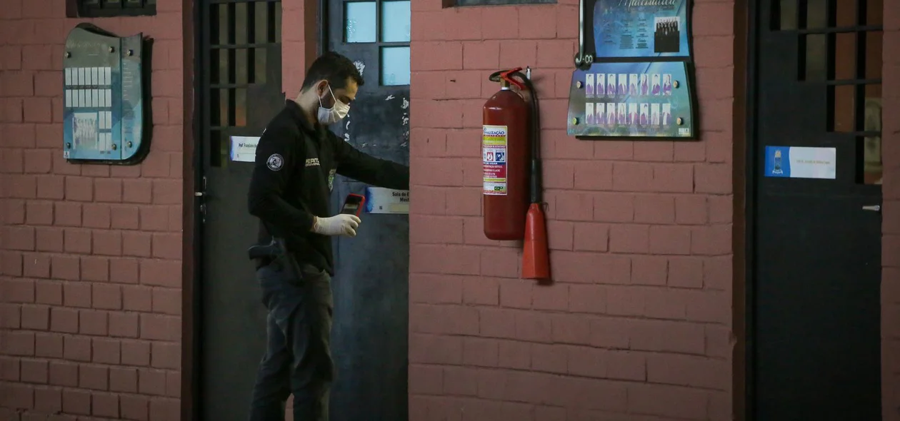 Perícia sendo feita no local em que Janaina Bezerra foi encontrada