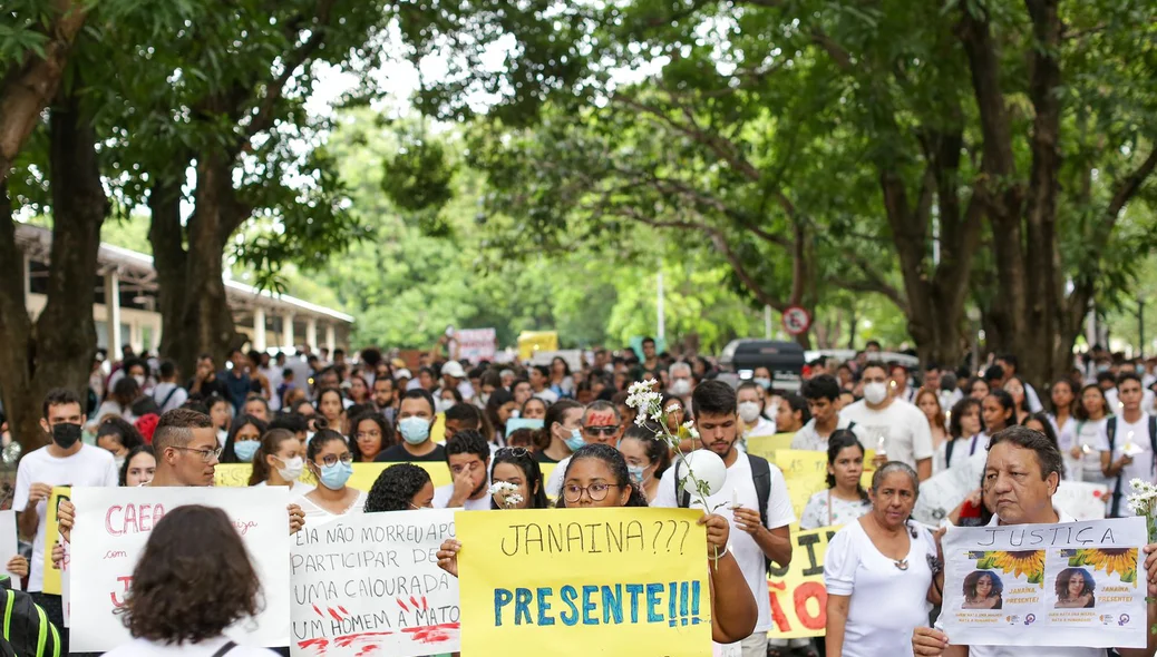 Pessoas saíram em marcha pela UFPI