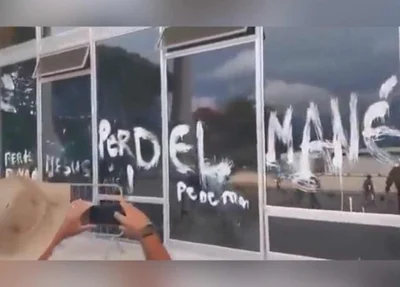 Pichação feita por manifestantes em vidro do Supremo