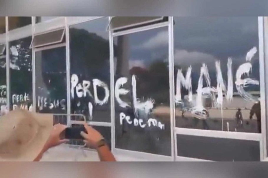 Pichação feita por manifestantes em vidro do Supremo
